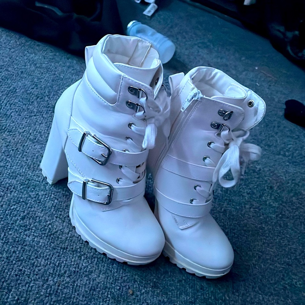 Shoe dazzle white heel booties